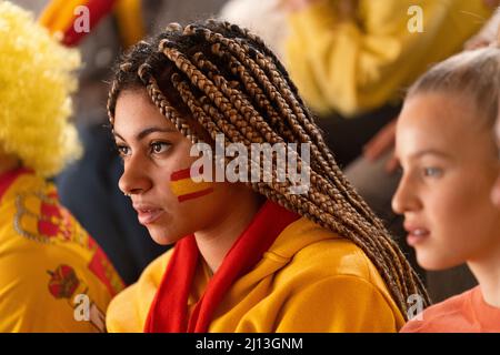 Des fans de football inquiets ont supplté l'équipe nationale espagnole lors d'un match de football en direct au stade. Banque D'Images