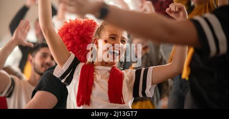 Les fans allemands de football célèbrent la victoire de leur équipe au stade. Banque D'Images