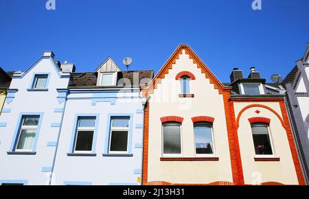 Düsseldorf (Viersener Strasse), Allemagne - mars 9. 2022: Vue sur la série de maisons anciennes multicolores contre ciel bleu clair Banque D'Images