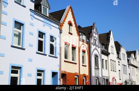 Düsseldorf (Viersener Strasse), Allemagne - mars 9. 2022: Vue sur la série de maisons anciennes multicolores contre ciel bleu clair Banque D'Images