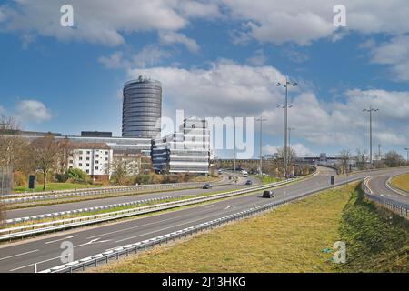 Düsseldorf (Heerdt), Allemagne - mars 9. 2022: Vue sur l'autoroute A52 route de desserte au-delà de la tour du campus de vodafone vers le centre-ville Banque D'Images