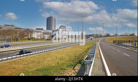 Düsseldorf (Heerdt), Allemagne - mars 9. 2022: Vue sur l'autoroute A52 route de desserte au-delà de la tour du campus de vodafone vers le centre-ville Banque D'Images