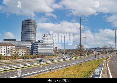 Düsseldorf (Heerdt), Allemagne - mars 9. 2022: Vue sur l'autoroute A52 route de desserte au-delà de la tour du campus de vodafone vers le centre-ville Banque D'Images