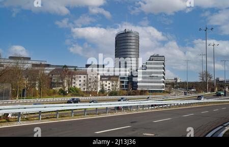 Düsseldorf (Heerdt), Allemagne - mars 9. 2022: Vue sur l'autoroute A52 route de desserte au-delà de la tour du campus de vodafone vers le centre-ville Banque D'Images