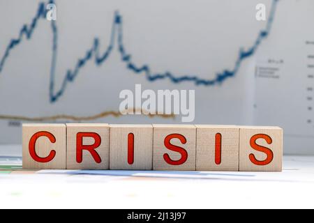 Businessman supprime les blocs en bois avec le terme de crise. La sortie de crise et la stabilité financière. L'accent sur la résolution de la crise de la quarantaine. Le r Banque D'Images