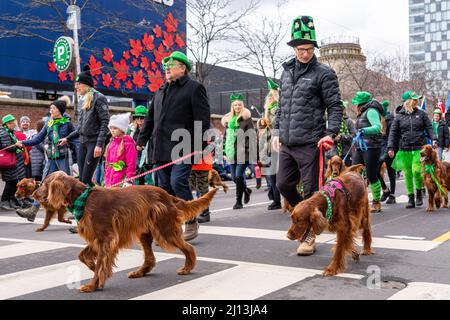 Toronto (Ontario), Canada - le 20 mars 2022 : le défilé de St. Patrick revient après deux ans de suspension en raison de la pandémie Covid-19. Banque D'Images