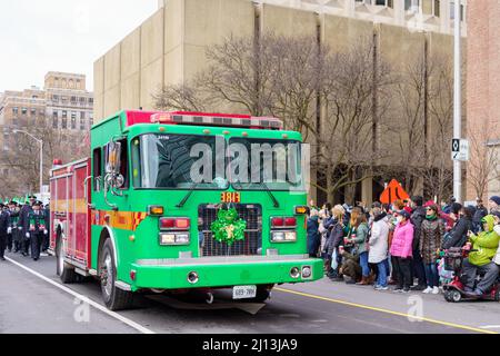 Toronto (Ontario), Canada - le 20 mars 2022 : le défilé de St. Patrick revient après deux ans de suspension en raison de la pandémie Covid-19. Banque D'Images