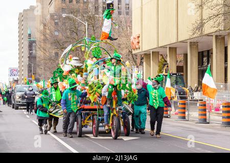 Toronto (Ontario), Canada - le 20 mars 2022 : le défilé de St. Patrick revient après deux ans de suspension en raison de la pandémie Covid-19. Banque D'Images