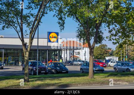 Zrenjanin, Serbie, 16 octobre 2021. Grand nouveau supermarché Lidl et parking dans la ville de Zrenjanin. Banque D'Images