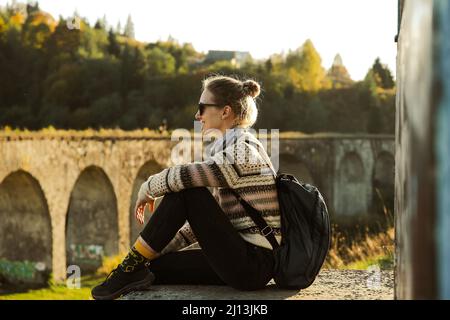 la femme regarde le viaduc Banque D'Images