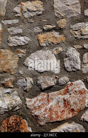 Le mur de pierre. Un mur de pierre avec un haut contenu de ciment. Vue verticale et de face. Banque D'Images