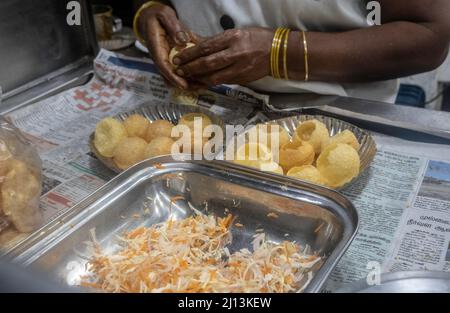 Préparation du marché alimentaire de Panipuri Pondichéry, Panipuri ou pari puri, puchka, gupchup, golgappa ou pani ke patache est un type d'en-cas qui est originaire de Banque D'Images