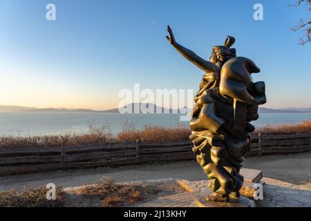 Belle statue de vent de Balaton avec lac balaton paysage à Fonyód Hongrie et badacsony colline fond . Banque D'Images