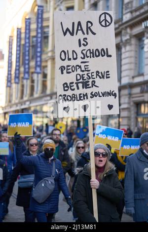 Helsinki, Finlande - 12 mars 2022 : les manifestants dans un rassemblement contre la guerre de la Russie en Ukraine porter la guerre est la vieille école - les gens méritent mieux Banque D'Images