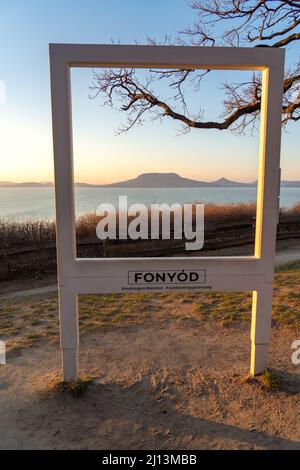 Belle promenade de szaplonczay avec lac balaton paysage à Fonyód Hongrie avec colline de badacsony en cadre photo blanc avec panneau de Fonyod . Banque D'Images