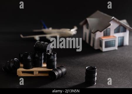 Barils de jouet miniature et avion.Concept commercial et financier. Banque D'Images