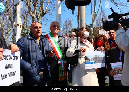 San Giovanni Teatino, Chieti, Italie, 22nd mars 2022: Le major de San Giovanni Teatino, Giorgio Di Clemente s'est enchaîné symboliquement au passage à niveau de Corso Italia pour protester afin qu'il ne pénalise pas le territoire de San Giovanni Teatino en doublant la ligne de chemin de fer Rome-Pescara. Il réitère la OUI au doublement du chemin de fer, mais en même temps NON au projet tel que proposé. Le major demande un travail qui ne pénalise pas le territoire avec la démolition de maisons mais une ligne de chemin de fer de Rome à Pescara qui l'améliore. Credit image: Walter Cicchetti/Alay Live New Banque D'Images