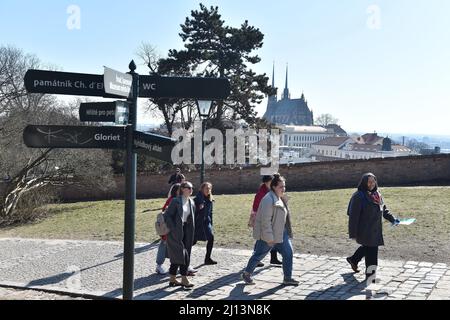 Brno, Sr., 22nd mars 2022. Le guide ukrainien Larisa Tkachuk (à droite), qui vit depuis longtemps à Brno, en République tchèque, emmène ses compatriotes à Brno, le 22 mars 2022. Les femmes ont fui la guerre en Ukraine. Les visites de la ville ont été préparées par le Centre d'information et de tourisme de Brno. Crédit: Vaclav Salek/CTK photo/Alay Live News Banque D'Images