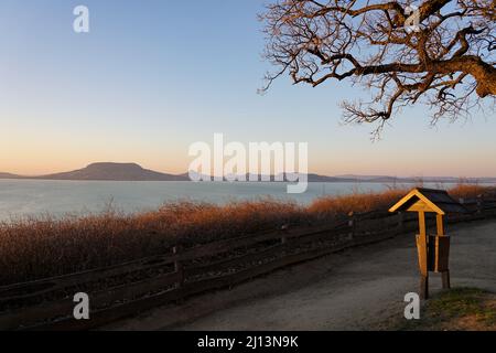 Belle promenade de szaplonczay panorama avec lac balaton paysage à Fonyod Hongrie avec le fond de colline de badacsony Banque D'Images