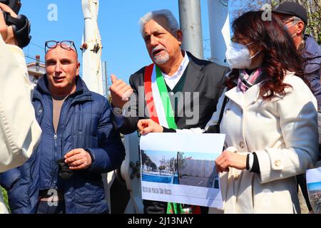 San Giovanni Teatino, Chieti, Italie, 22nd mars 2022: Le major de San Giovanni Teatino, Giorgio Di Clemente s'est enchaîné symboliquement au passage à niveau de Corso Italia pour protester afin qu'il ne pénalise pas le territoire de San Giovanni Teatino en doublant la ligne de chemin de fer Rome-Pescara. Il réitère la OUI au doublement du chemin de fer, mais en même temps NON au projet tel que proposé. Le major demande un travail qui ne pénalise pas le territoire avec la démolition de maisons mais une ligne de chemin de fer de Rome à Pescara qui l'améliore. Credit image: Walter Cicchetti/Alay Live New Banque D'Images