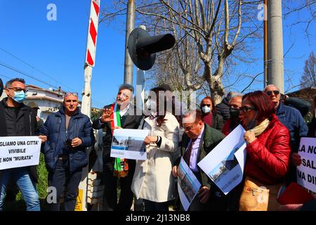 San Giovanni Teatino, Chieti, Italie, 22nd mars 2022: Le major de San Giovanni Teatino, Giorgio Di Clemente s'est enchaîné symboliquement au passage à niveau de Corso Italia pour protester afin qu'il ne pénalise pas le territoire de San Giovanni Teatino en doublant la ligne de chemin de fer Rome-Pescara. Il réitère la OUI au doublement du chemin de fer, mais en même temps NON au projet tel que proposé. Le major demande un travail qui ne pénalise pas le territoire avec la démolition de maisons mais une ligne de chemin de fer de Rome à Pescara qui l'améliore. Credit image: Walter Cicchetti/Alay Live New Banque D'Images