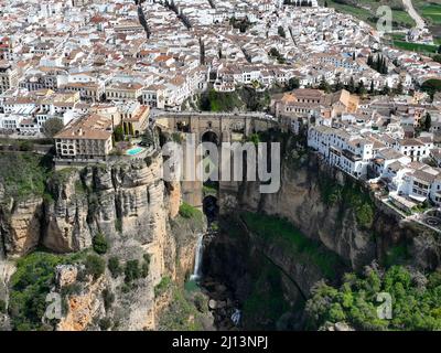Vue aérienne de la ville monumentale de Ronda dans la province de Malaga, Espagne. Banque D'Images