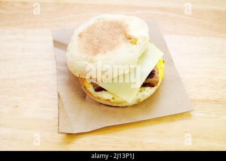 Sandwich aux saucisses, aux œufs et au fromage sur un muffin anglais Banque D'Images