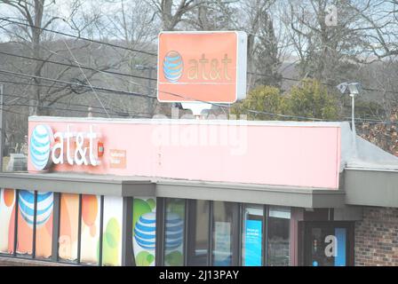 At&t, extérieur du magasin avec logo de marque commerciale - AT&t est une société de communications mobiles. - 20 mars 2022. North Windom, CT, États-Unis Banque D'Images