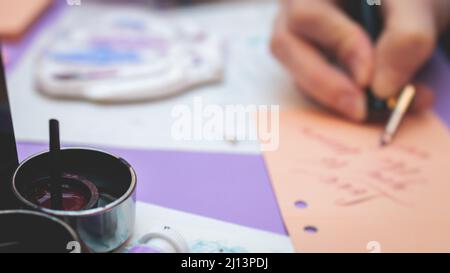 Processus de calligraphie écriture avec une plume de plume de plume d'encre, calligraphe pratiquant l'écriture sur papier de carte postale à l'aide de stylo brosse et de stylo de signe wi Banque D'Images