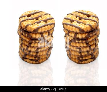 Deux piles de biscuits sablés sur blanc Banque D'Images