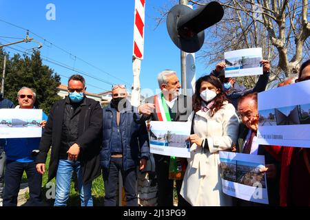 San Giovanni Teatino, Chieti, Italie, 22nd mars 2022: Le major de San Giovanni Teatino, Giorgio Di Clemente s'est enchaîné symboliquement au passage à niveau de Corso Italia pour protester afin qu'il ne pénalise pas le territoire de San Giovanni Teatino en doublant la ligne de chemin de fer Rome-Pescara. Il réitère la OUI au doublement du chemin de fer, mais en même temps NON au projet tel que proposé. Le major demande un travail qui ne pénalise pas le territoire avec la démolition de maisons mais une ligne de chemin de fer de Rome à Pescara qui l'améliore. Credit image: Walter Cicchetti/Alay Live New Banque D'Images