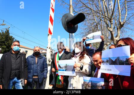 San Giovanni Teatino, Chieti, Italie, 22nd mars 2022: Le major de San Giovanni Teatino, Giorgio Di Clemente s'est enchaîné symboliquement au passage à niveau de Corso Italia pour protester afin qu'il ne pénalise pas le territoire de San Giovanni Teatino en doublant la ligne de chemin de fer Rome-Pescara. Il réitère la OUI au doublement du chemin de fer, mais en même temps NON au projet tel que proposé. Le major demande un travail qui ne pénalise pas le territoire avec la démolition de maisons mais une ligne de chemin de fer de Rome à Pescara qui l'améliore. Credit image: Walter Cicchetti/Alay Live New Banque D'Images