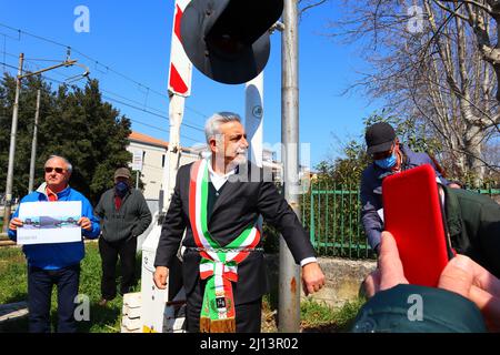 San Giovanni Teatino, Chieti, Italie, 22nd mars 2022: Le major de San Giovanni Teatino, Giorgio Di Clemente s'est enchaîné symboliquement au passage à niveau de Corso Italia pour protester afin qu'il ne pénalise pas le territoire de San Giovanni Teatino en doublant la ligne de chemin de fer Rome-Pescara. Il réitère la OUI au doublement du chemin de fer, mais en même temps NON au projet tel que proposé. Le major demande un travail qui ne pénalise pas le territoire avec la démolition de maisons mais une ligne de chemin de fer de Rome à Pescara qui l'améliore. Credit image: Walter Cicchetti/Alay Live New Banque D'Images