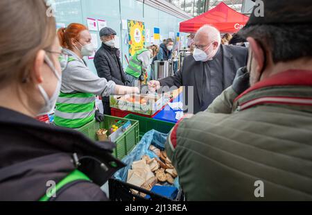 Munich, Allemagne. 22nd mars 2022. Le cardinal Reinhard Marx (M), archevêque de Munich et de Freising, visite l'Infopoint de Caritas pour les réfugiés ukrainiens à la gare principale. Credit: Peter Kneffel/dpa/Alay Live News Banque D'Images