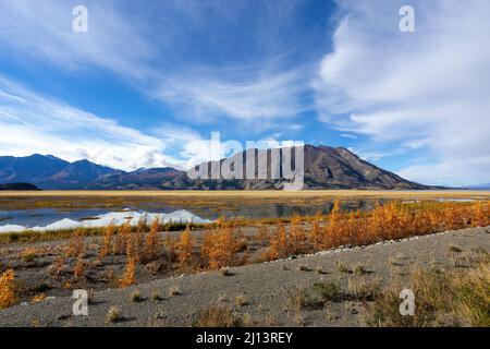 La montagne des moutons se reflète en automne dans le lac Kluane, dans le parc national et réserve Kluane, territoire du Yukon, Canada. Banque D'Images