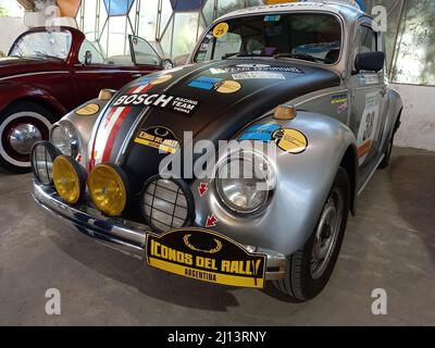 Voiture de course Volkswagen gris sport ou Bug Rally, voiture refroidie par air. Logos Bosch et Bilstein sur le capot Banque D'Images