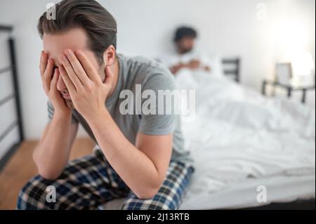 Homme caucasien aux cheveux sombres souffrant de la rupture Banque D'Images