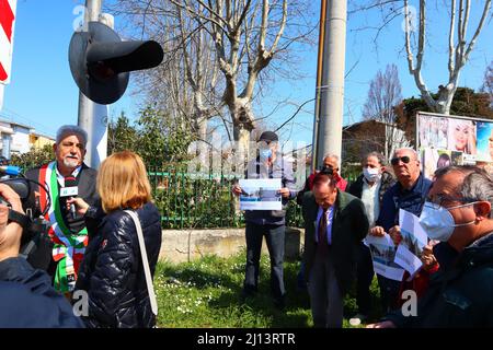 San Giovanni Teatino, Chieti, Italie, 22nd mars 2022: Le major de San Giovanni Teatino, Giorgio Di Clemente s'est enchaîné symboliquement au passage à niveau de Corso Italia pour protester afin qu'il ne pénalise pas le territoire de San Giovanni Teatino en doublant la ligne de chemin de fer Rome-Pescara. Il réitère la OUI au doublement du chemin de fer, mais en même temps NON au projet tel que proposé. Le major demande un travail qui ne pénalise pas le territoire avec la démolition de maisons mais une ligne de chemin de fer de Rome à Pescara qui l'améliore. Credit image: Walter Cicchetti/Alay Live New Banque D'Images