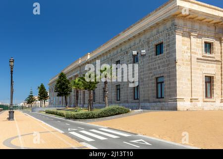 Vue sur la 'Casa de Iberoamérica', située dans la ville de Cadix, une ancienne prison royale, est maintenant un centre culturel qui accueille un large éventail d'événements et exhi Banque D'Images