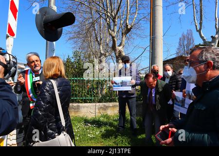 San Giovanni Teatino, Chieti, Italie, 22nd mars 2022: Le major de San Giovanni Teatino, Giorgio Di Clemente s'est enchaîné symboliquement au passage à niveau de Corso Italia pour protester afin qu'il ne pénalise pas le territoire de San Giovanni Teatino en doublant la ligne de chemin de fer Rome-Pescara. Il réitère la OUI au doublement du chemin de fer, mais en même temps NON au projet tel que proposé. Le major demande un travail qui ne pénalise pas le territoire avec la démolition de maisons mais une ligne de chemin de fer de Rome à Pescara qui l'améliore. Credit image: Walter Cicchetti/Alay Live New Banque D'Images