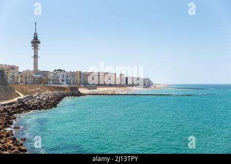 Belle plage de 'Santa Maria del Mar' située dans la ville de Cadix. Vue panoramique sur la ville. Vue sur Torre Tavira II - El Pirulí et la promenade Banque D'Images