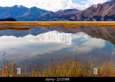 Le mont Sheep se reflète dans le lac Kluane, parc national et réserve Kluane, territoire du Yukon, Canada. Banque D'Images
