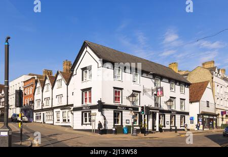 Vue sur l'hôtel George et le restaurant Prezzo à l'intersection de High Street et North Street à Bishop's Stortford. ROYAUME-UNI Banque D'Images