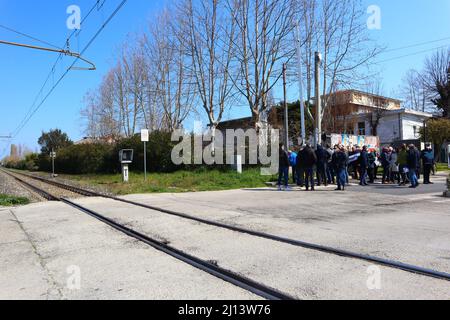 San Giovanni Teatino, Chieti, Italie, 22nd mars 2022: Le major de San Giovanni Teatino, Giorgio Di Clemente s'est enchaîné symboliquement au passage à niveau de Corso Italia pour protester afin qu'il ne pénalise pas le territoire de San Giovanni Teatino en doublant la ligne de chemin de fer Rome-Pescara. Il réitère la OUI au doublement du chemin de fer, mais en même temps NON au projet tel que proposé. Le major demande un travail qui ne pénalise pas le territoire avec la démolition de maisons mais une ligne de chemin de fer de Rome à Pescara qui l'améliore. Credit image: Walter Cicchetti/Alay Live New Banque D'Images