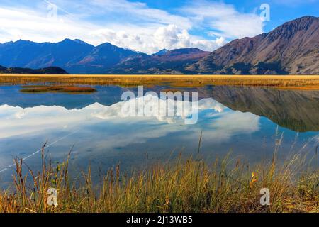 Le mont Sheep se reflète dans le lac Kluane, parc national et réserve Kluane, territoire du Yukon, Canada. Banque D'Images
