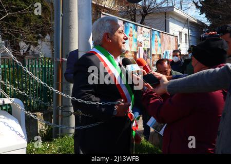 San Giovanni Teatino, Chieti, Italie, 22nd mars 2022: Le major de San Giovanni Teatino, Giorgio Di Clemente s'est enchaîné symboliquement au passage à niveau de Corso Italia pour protester afin qu'il ne pénalise pas le territoire de San Giovanni Teatino en doublant la ligne de chemin de fer Rome-Pescara. Il réitère la OUI au doublement du chemin de fer, mais en même temps NON au projet tel que proposé. Le major demande un travail qui ne pénalise pas le territoire avec la démolition de maisons mais une ligne de chemin de fer de Rome à Pescara qui l'améliore. Credit image: Walter Cicchetti/Alay Live New Banque D'Images