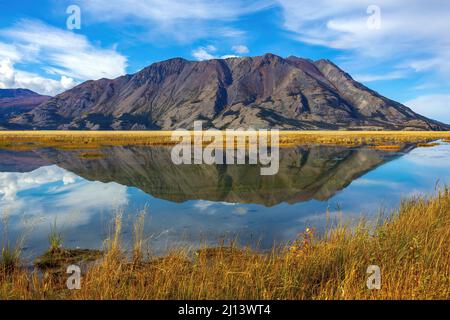 La montagne des moutons se reflète en automne dans le lac Kluane, dans le parc national et réserve Kluane, territoire du Yukon, Canada. Banque D'Images