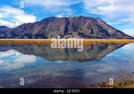 La montagne des moutons se reflète en automne dans le lac Kluane, dans le parc national et réserve Kluane, territoire du Yukon, Canada. Banque D'Images