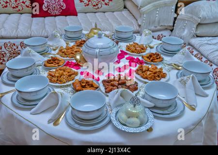 Bol de soupe marocaine de harira, chebakia, dates pour l'iftar Banque D'Images