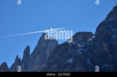 Passage d'un avion de ligne sur le Croda dei Toni à Val Fiscalina Banque D'Images